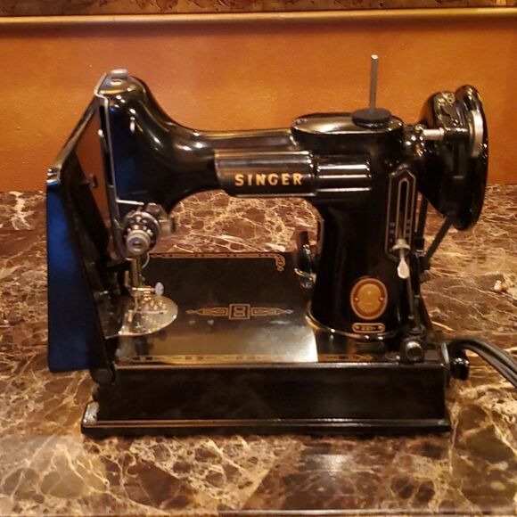 Antique Singer Sewing Machine, Featherwieght Model,  EXCELLENT CONDITION! - Picture 15 of 17